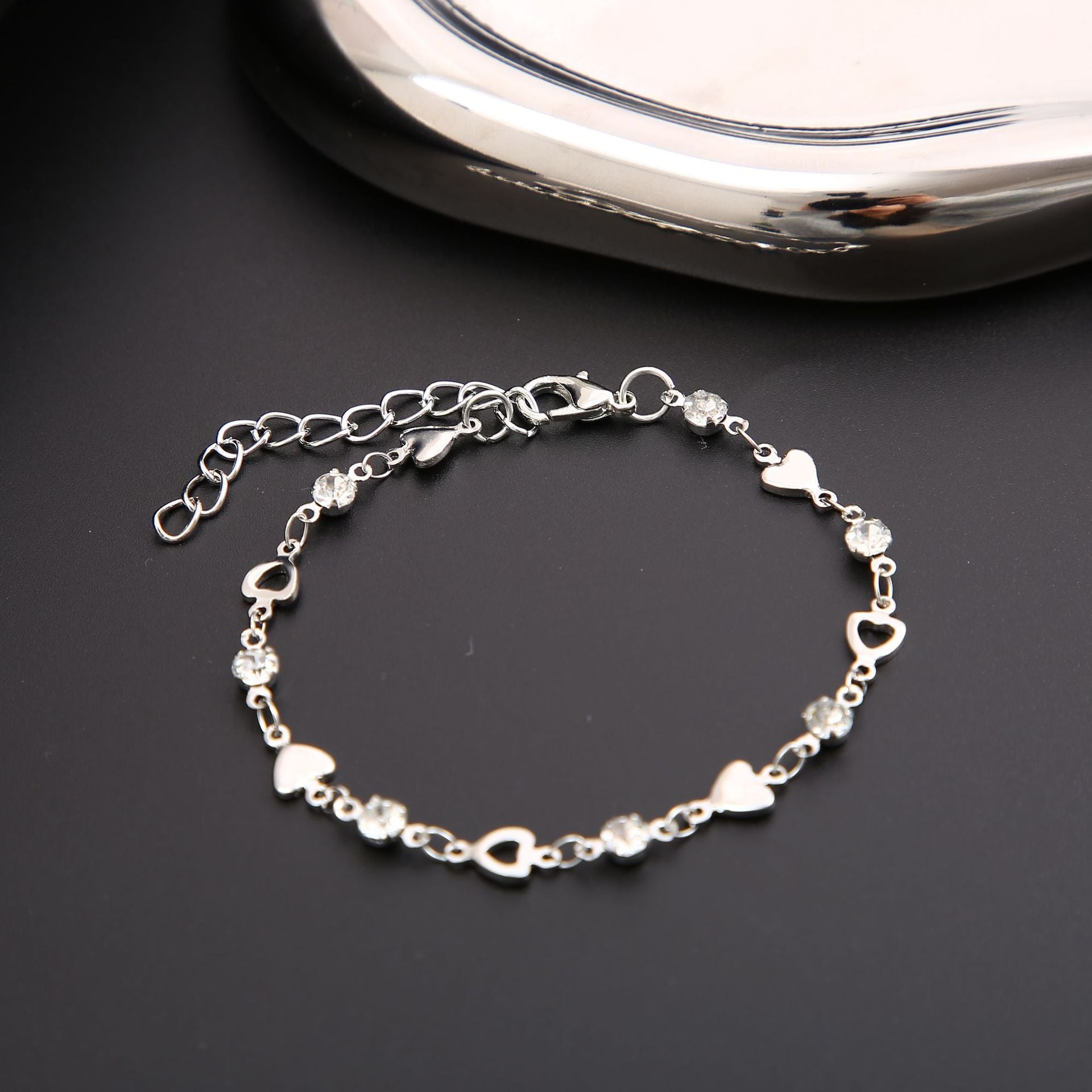Damenarmband mit funkelnden Herz- und Kristallelementen Shop Nory