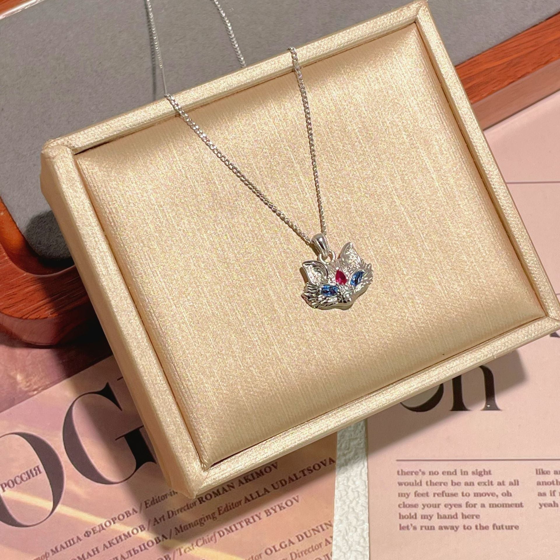 Damen Halskette mit detailliertem Katzenanhänger und strahlenden Kristallen Shop Nory
