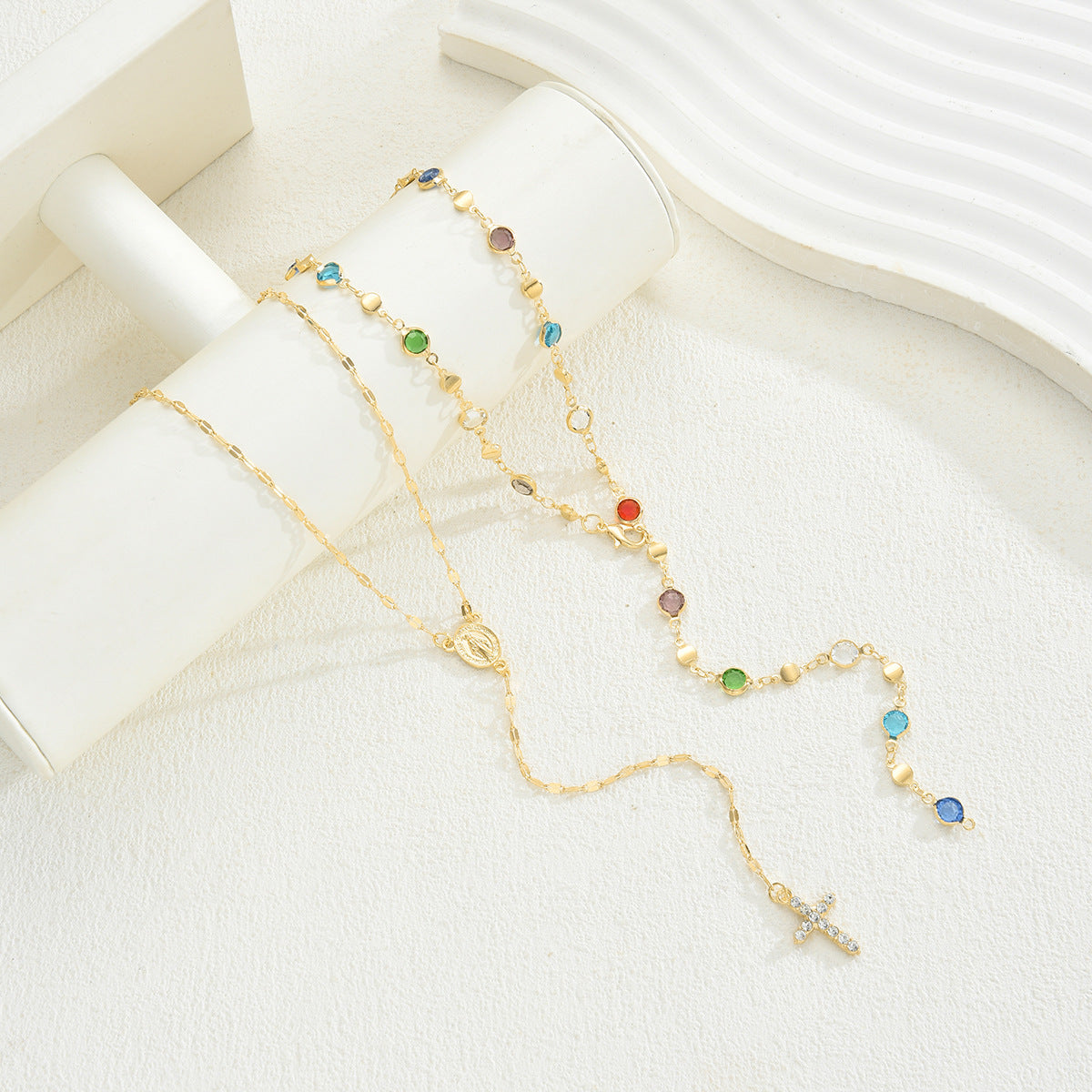 Damen-Halskette mit bunten Anhängern und elegantem Kreuzdetail Shop Nory