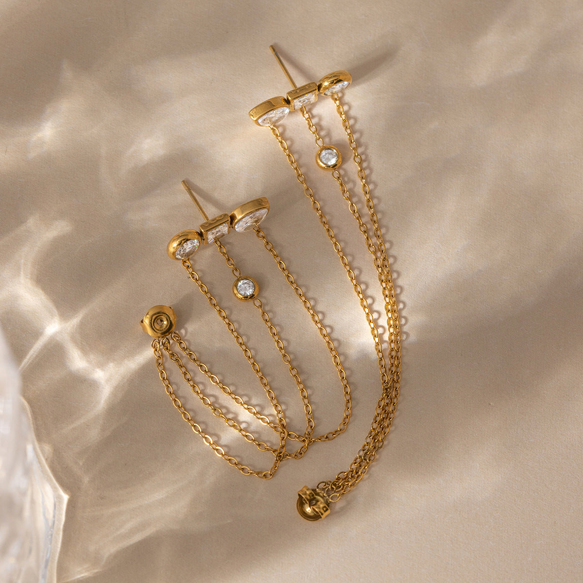 Damen Ohrhänger mit funkelnden Zirkonia und eleganten Kettendetails Shop Nory