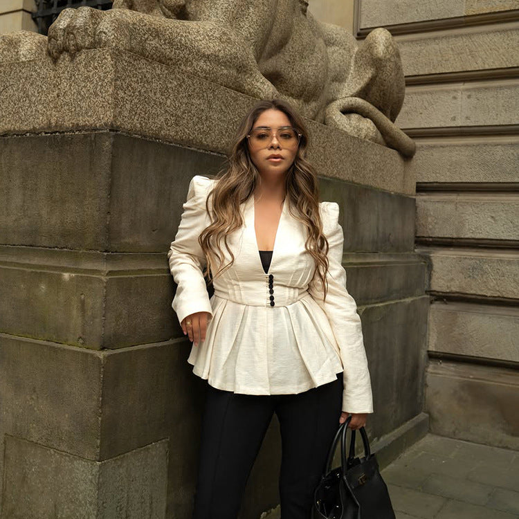 Damen Taillierter Peplum‑Blazer mit skulpturierter Schulter und dekorativer Knopfleiste Shop Nory