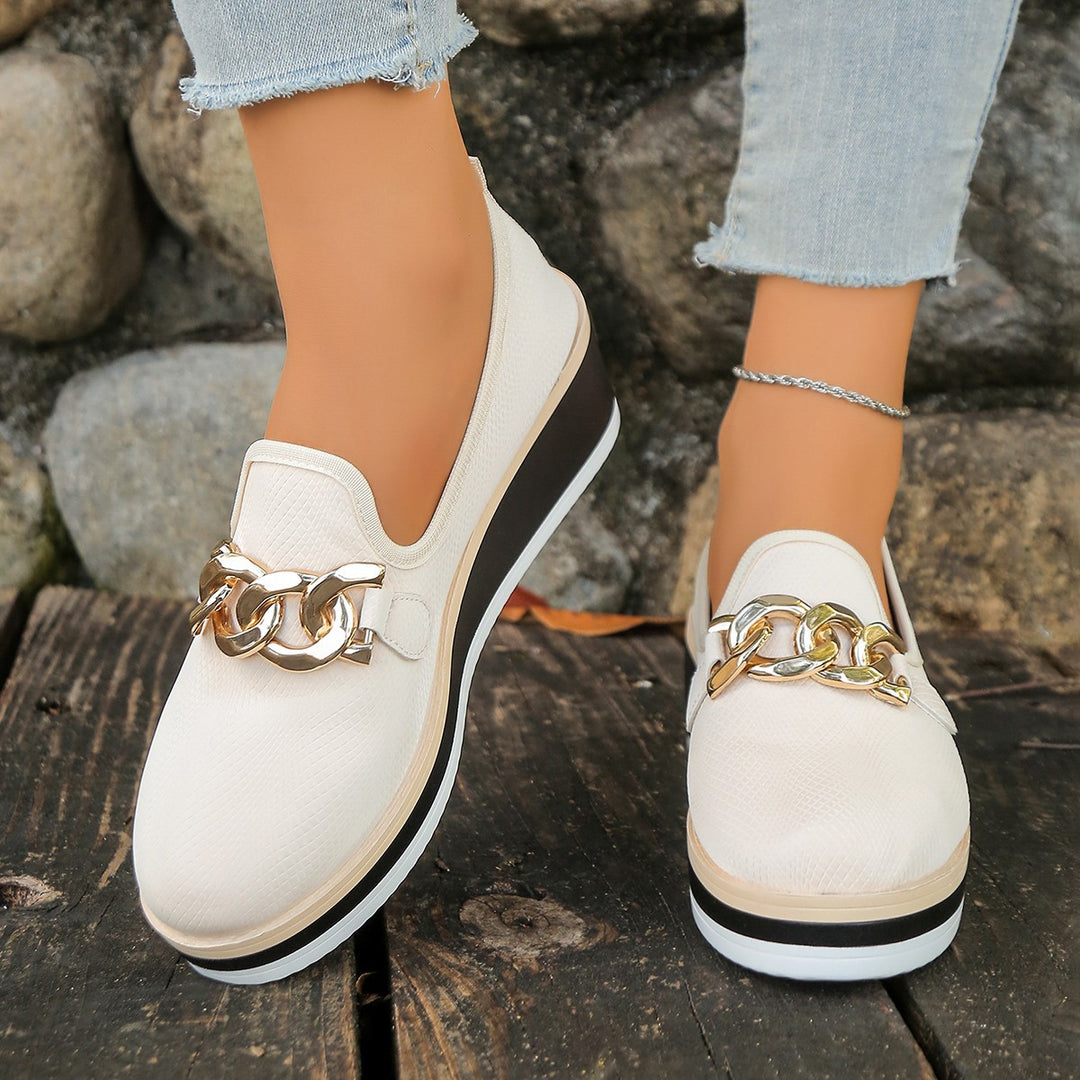 Damen slip-on Plateau-Loafer mit dekorativer Metallkette, strukturiertem Kunstleder und gepolstertem Komfortfußbett Shop Nory