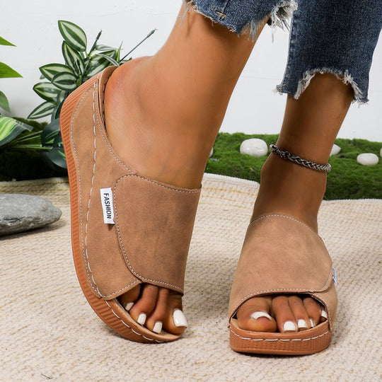 Damen Offene Zehen-Pantoletten mit Soft‑Suede‑Obermaterial, verstellbarem Klettverschluss und dämpfender Keilsohle Shop Nory
