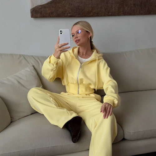 Damen gekürztes Reißverschluss-Hoodie mit Kapuze und hochgeschnittene Relax-Jogginghose mit elastischem Bund Shop Nory