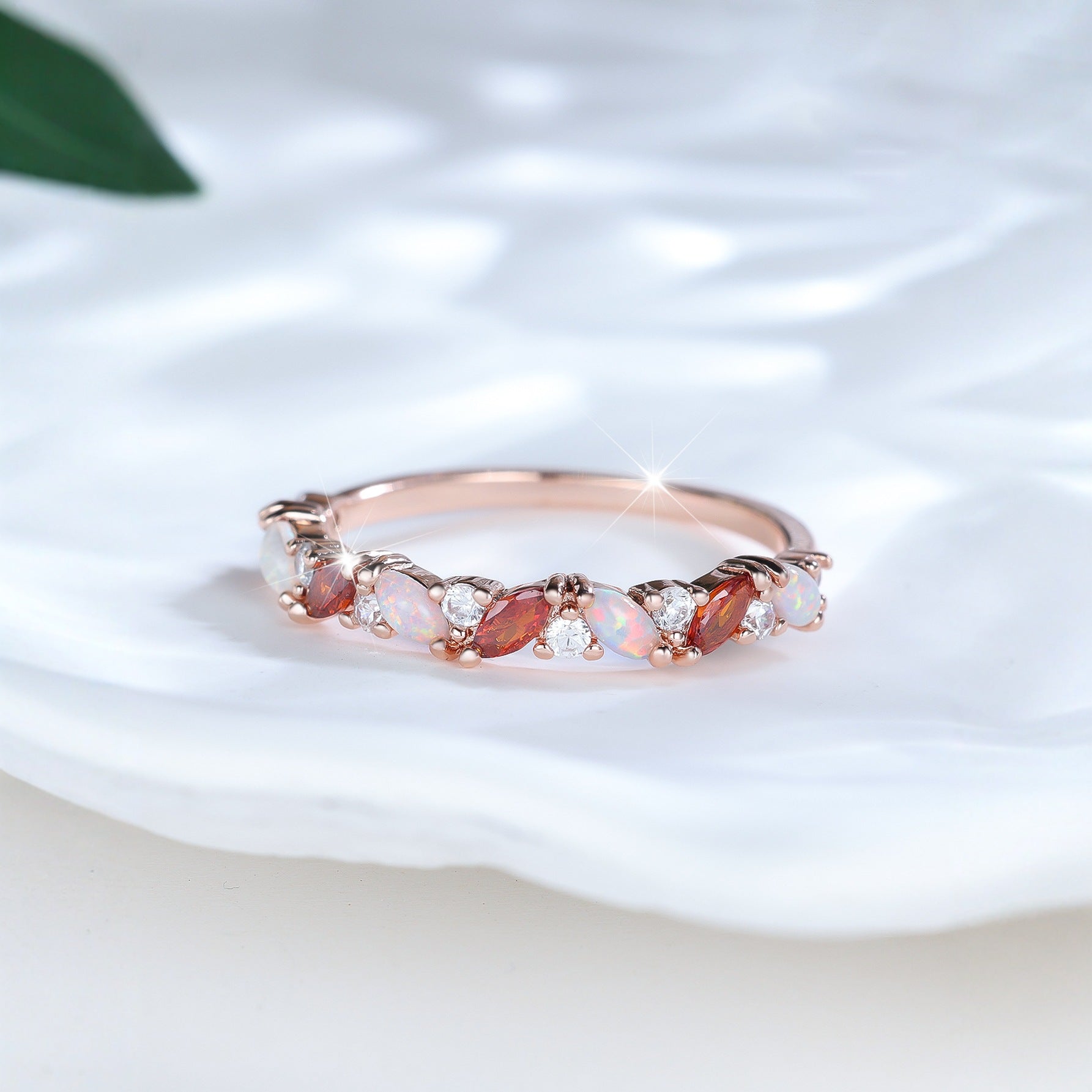 Damen Ring mit funkelnden Opalen und facettierten Granatsteinen Shop Nory