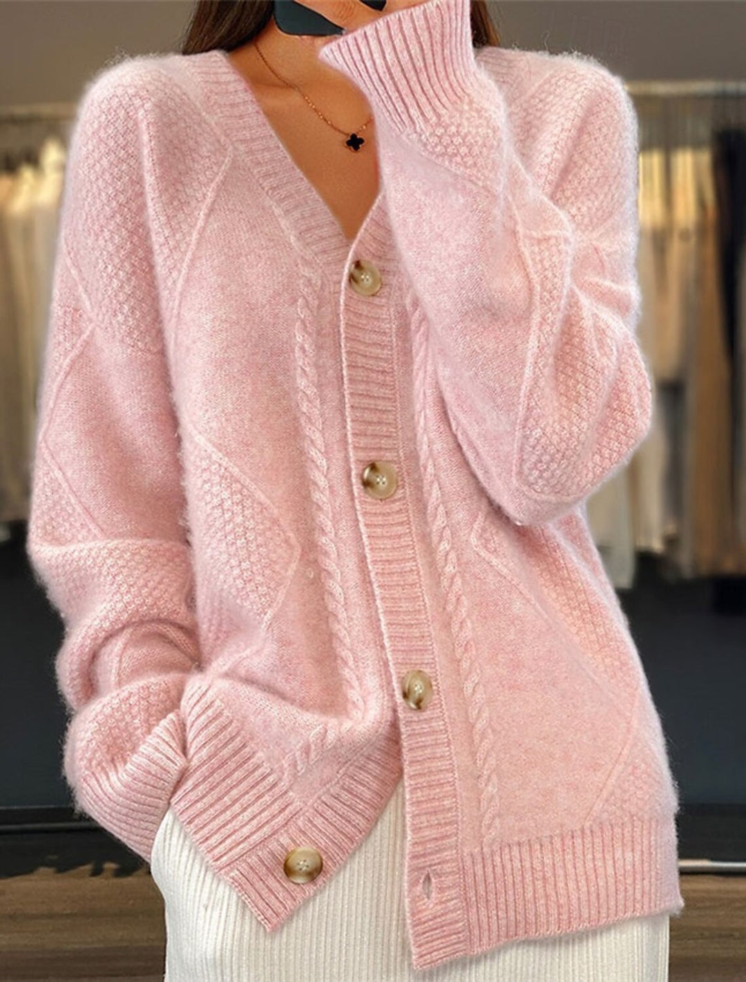 Damen Oversize Strickcardigan mit Zopfmuster V-Ausschnitt und Perlmuttknöpfen Shop Nory