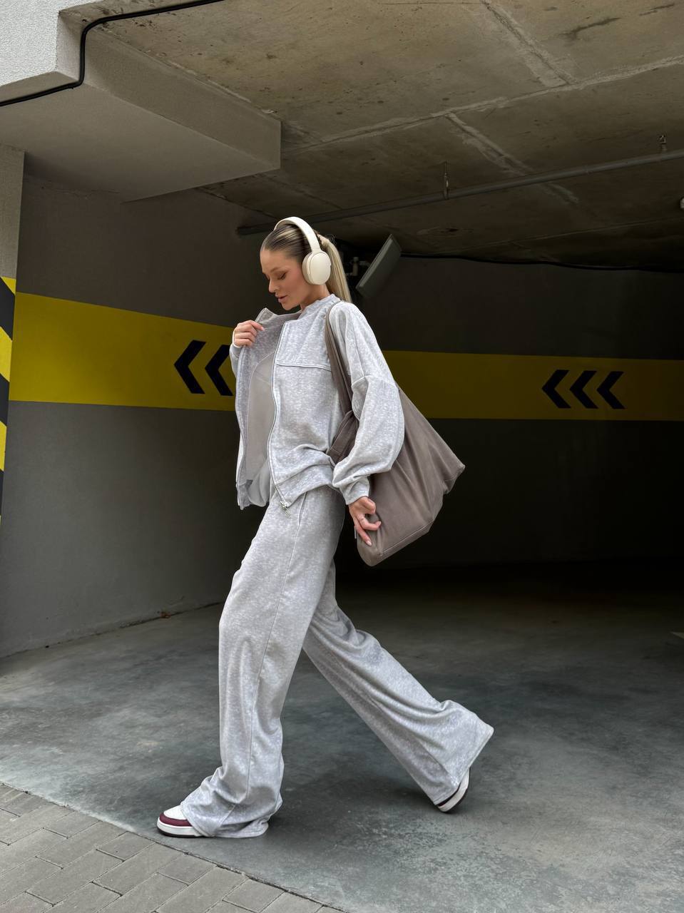 Damen sportive Oversize-Fleecejacke mit diagonaler Reißverschluss-Optik und weit geschnittener High-Waist-Jogginghose Shop Nory