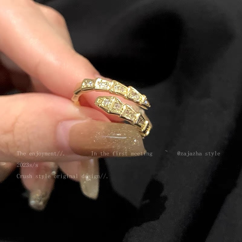 Damen Ring mit modernem geometrischem Design und funkelnden Zirkonia Shop Nory