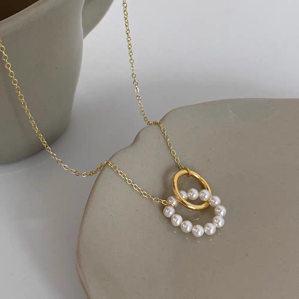 Damen Perlen- und Gold-Interlocking-Pendelkette Shop Nory
