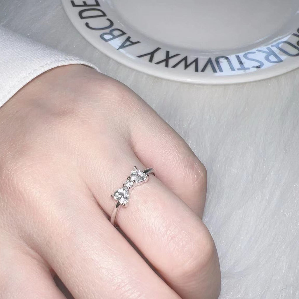 Damenring mit elegantem geschwungenem Design und funkelnden Steinen Shop Nory