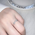 Damenring mit elegantem geschwungenem Design und funkelnden Steinen Shop Nory