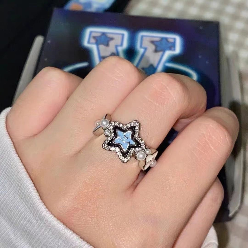 Damen Ring mit funkelndem Sternenanhänger und zarter Perlendekoration Shop Nory