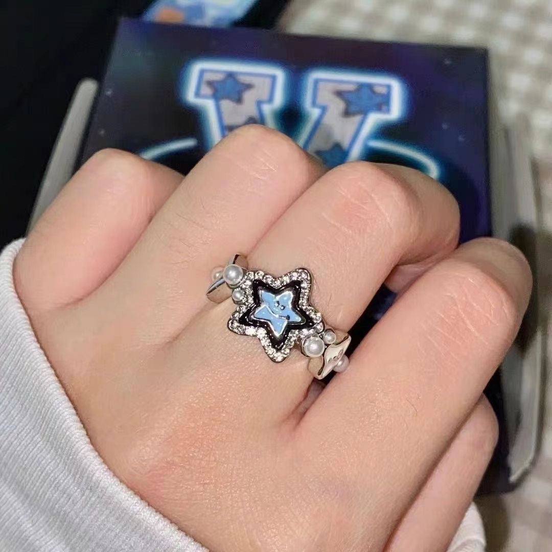 Damen Ring mit funkelndem Sternenanhänger und zarter Perlendekoration Shop Nory