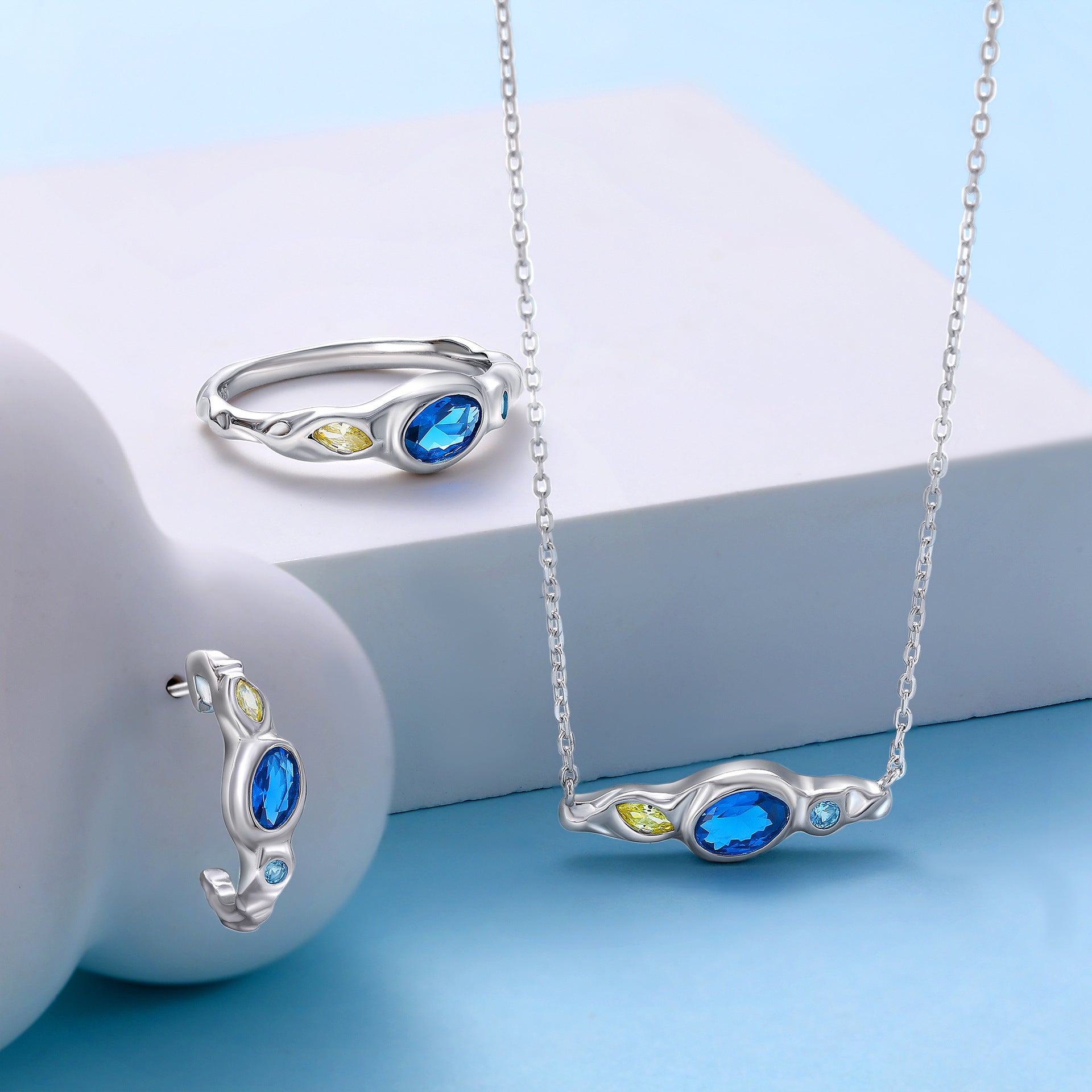 Damen Halskette mit kunstvollem Design und farbenfrohen Kristallakzenten Shop Nory