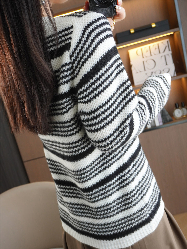 Damen Kuscheliger Streifenpullover aus Mohair‑Optik mit kastiger Passform und Rundhalsausschnitt Shop Nory