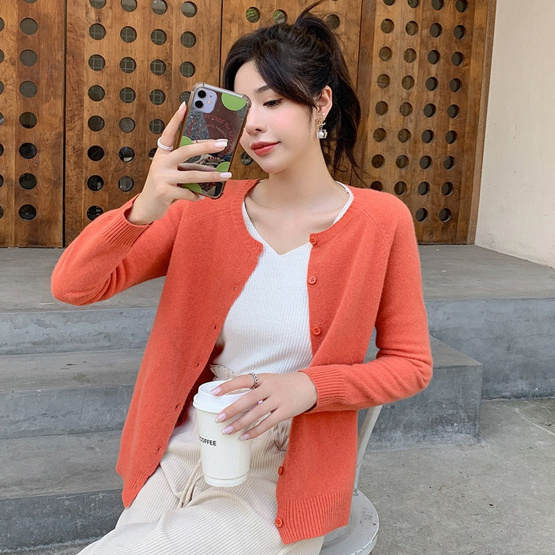 Damen Kurzgeschnittener Feinstrick-Cardigan mit Rundhalsausschnitt und kastiger Passform Shop Nory