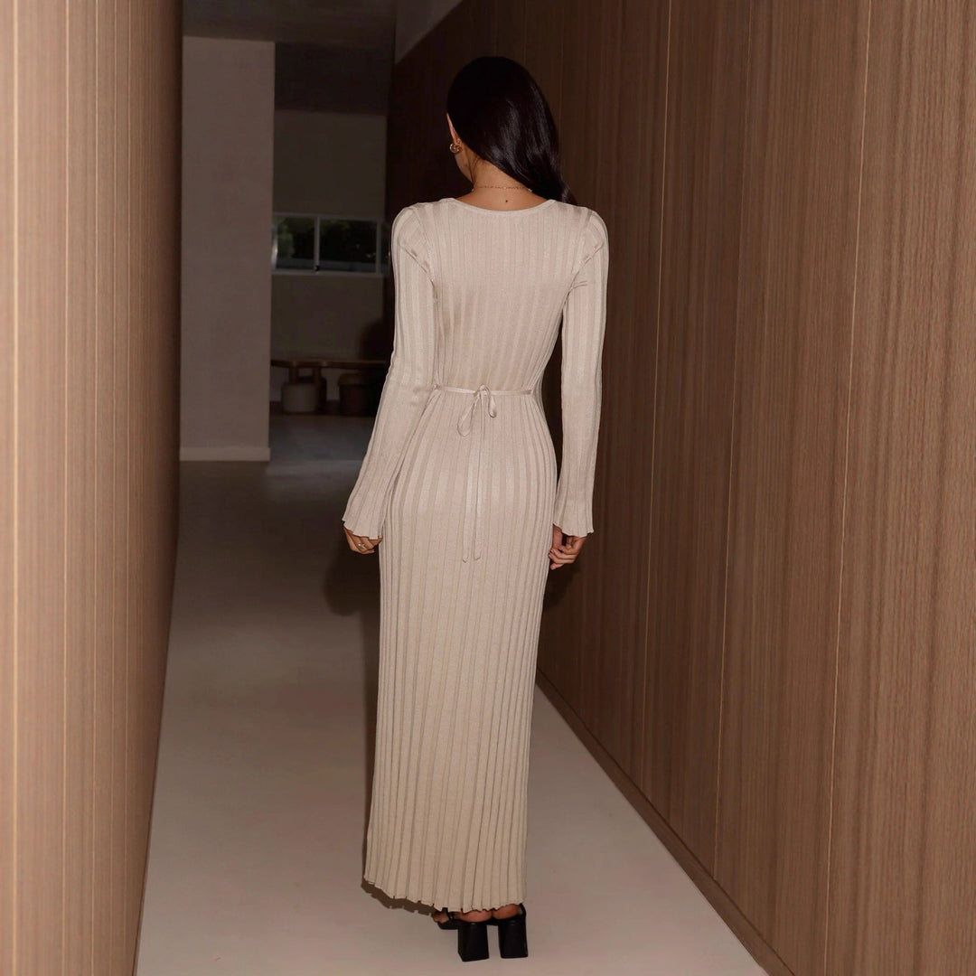 Damen Geripptes Maxikleid mit V-Ausschnitt, figurbetonter Silhouette und langen Ärmeln Shop Nory