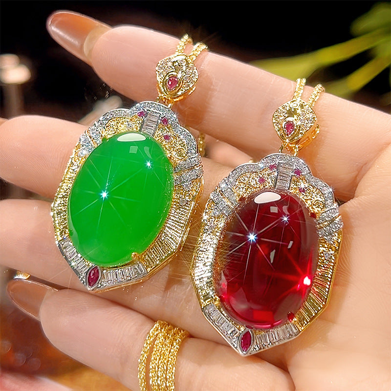 Oval lab-created Ruby Cabochon Anhänger Halskette mit Gold Vermeil Halo und Baguette-Kristall-Akzenten