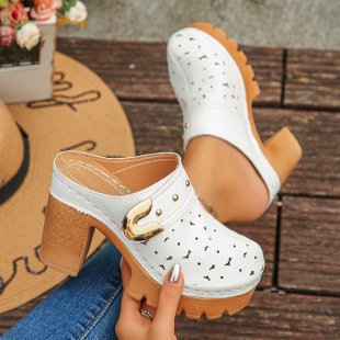 Damen Plateau-Mules mit grober Profilsohle, mittelhohem Blockabsatz und Zierschnalle Shop Nory