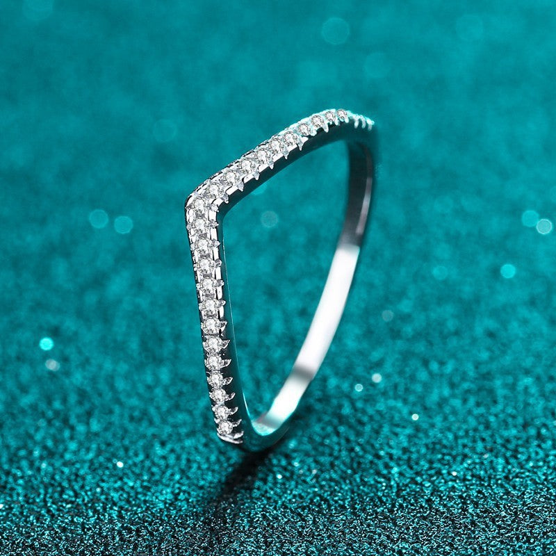 Damen eleganter V-förmiger Ring mit funkelnden Zirkonia Shop Nory