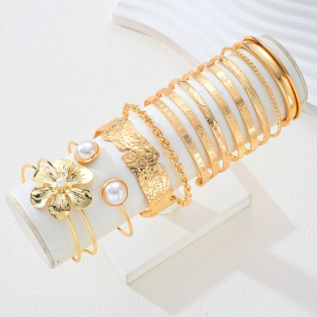 Damen Armreifen-Set mit extravaganten Designs und eleganten Perlenakzenten Shop Nory