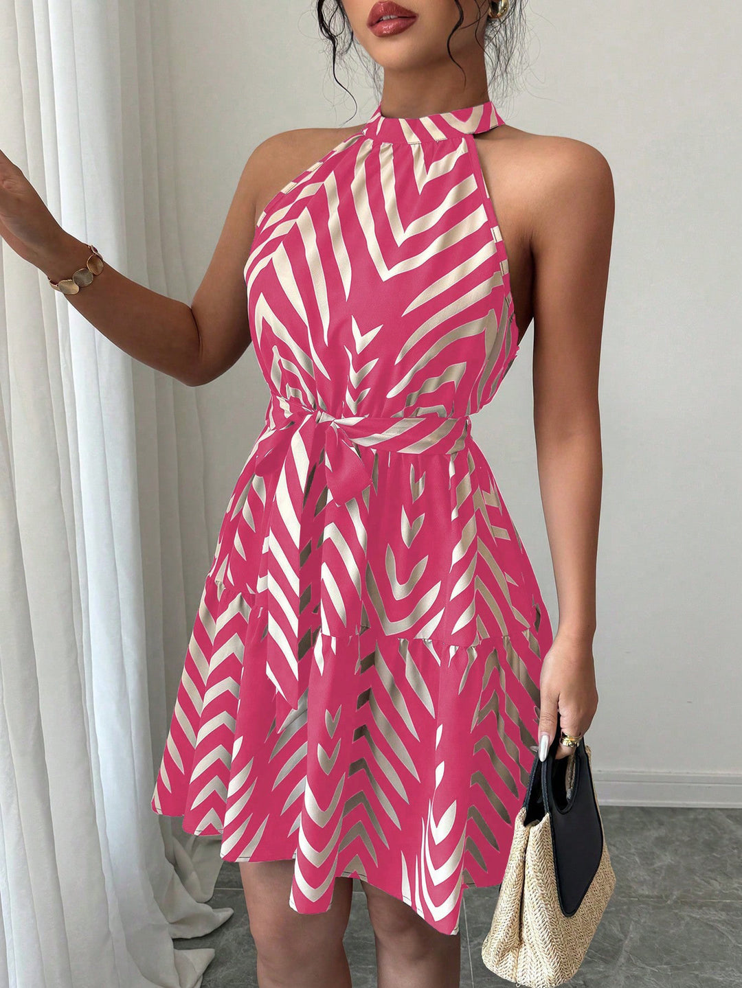 Damen Gestuftes Chiffon‑Sommerkleid mit Neckholder, Taillengürtel und grafischem Print Shop Nory