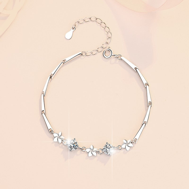 Damenarmband mit floralem Design und funkelnden Kristallen Shop Nory
