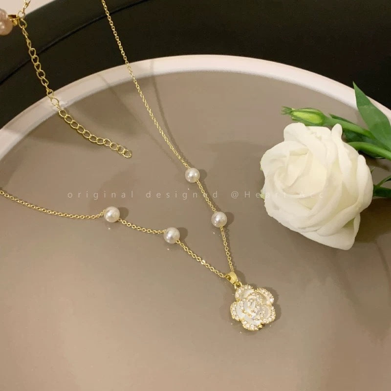 Damen Halskette mit funkelnden Perlen und eleganten Blumenanhänger Shop Nory