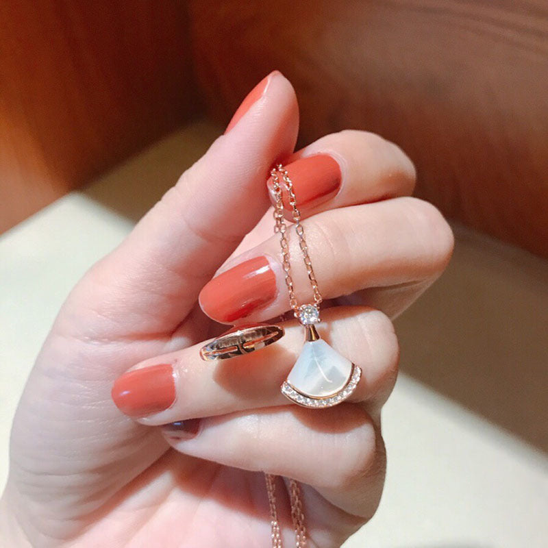 Damen Halskette mit elegantem fächerförmigem Anhänger und funkelnden Kristallen Shop Nory