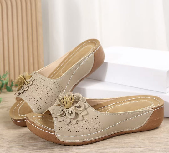 Damen Perforierte Keil-Sandalen als Slip-On mit Blumenapplikation und gepolstertem Fußbett Shop Nory