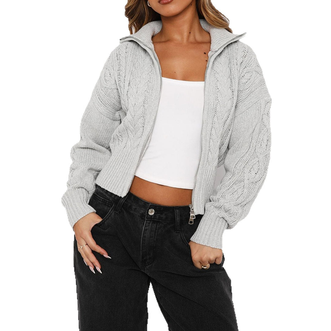 Damen nan kurz geschnittener Zopfstrick-Cardigan mit durchgehendem Reißverschluss, Stehkragen und Ballonärmeln Shop Nory