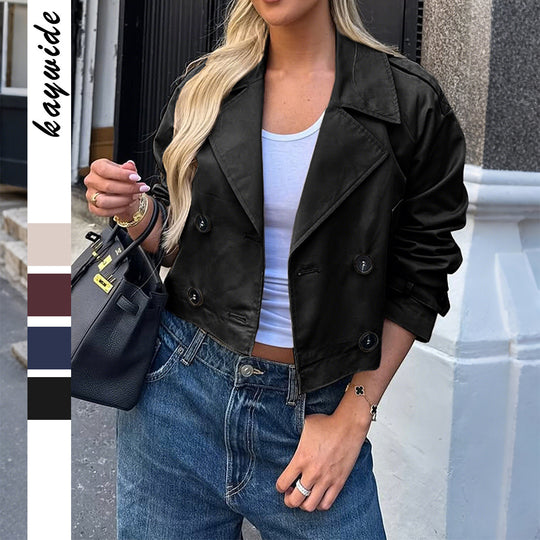 Damen nan kurzer Satin-Trench mit doppelreihiger Knopfleiste, aufgesetzten Pattentaschen und geknöpften Ärmelmanschetten Shop Nory
