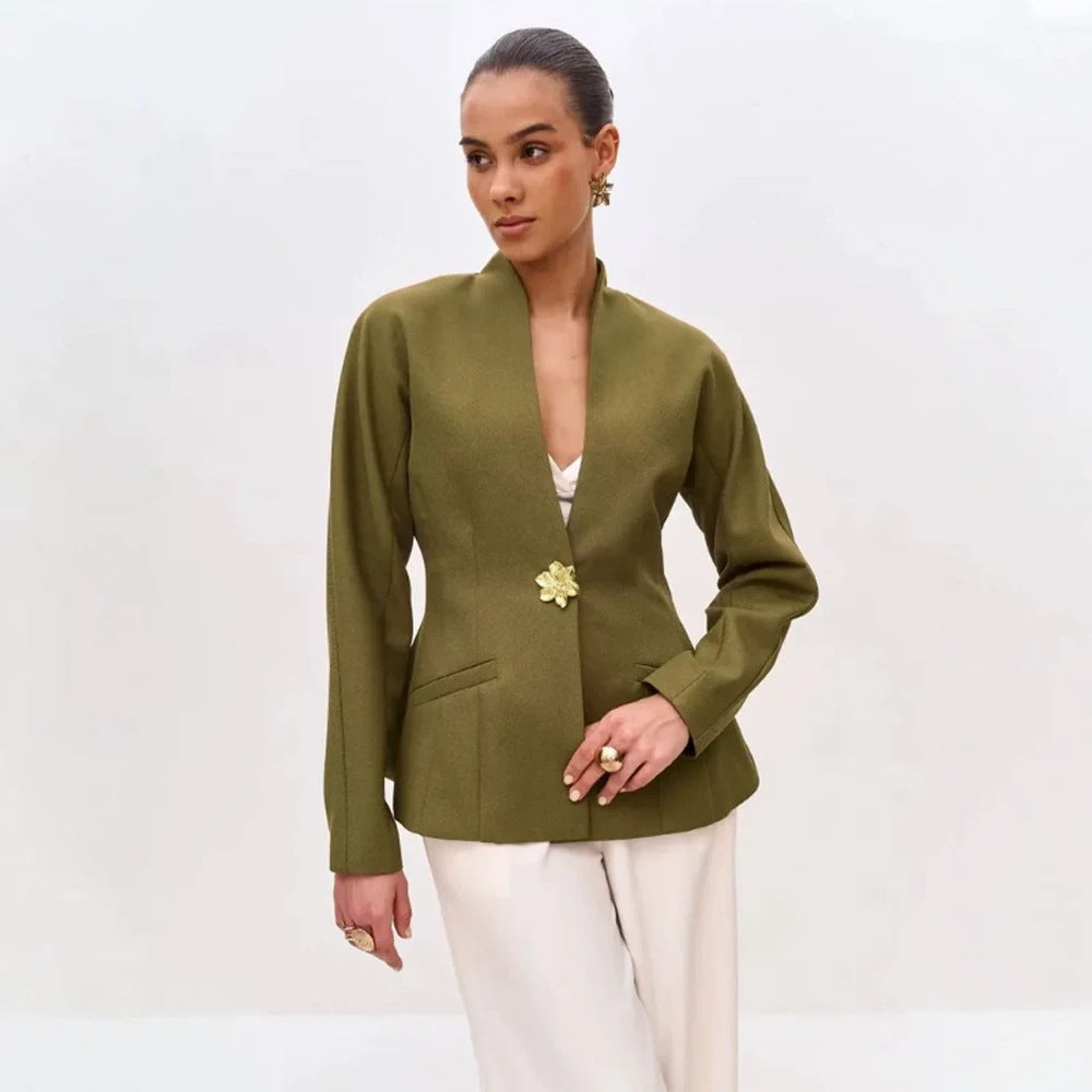 Damen Skulptural taillierte Jacke mit Schößchen, Stehkragen und Schmuckbrosche Shop Nory