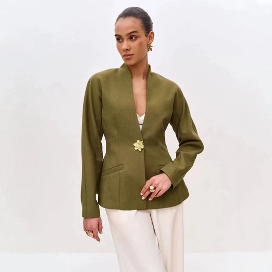 Damen Skulptural taillierte Jacke mit Schößchen, Stehkragen und Schmuckbrosche Shop Nory