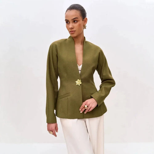 Damen Skulptural taillierte Jacke mit Schößchen, Stehkragen und Schmuckbrosche Shop Nory