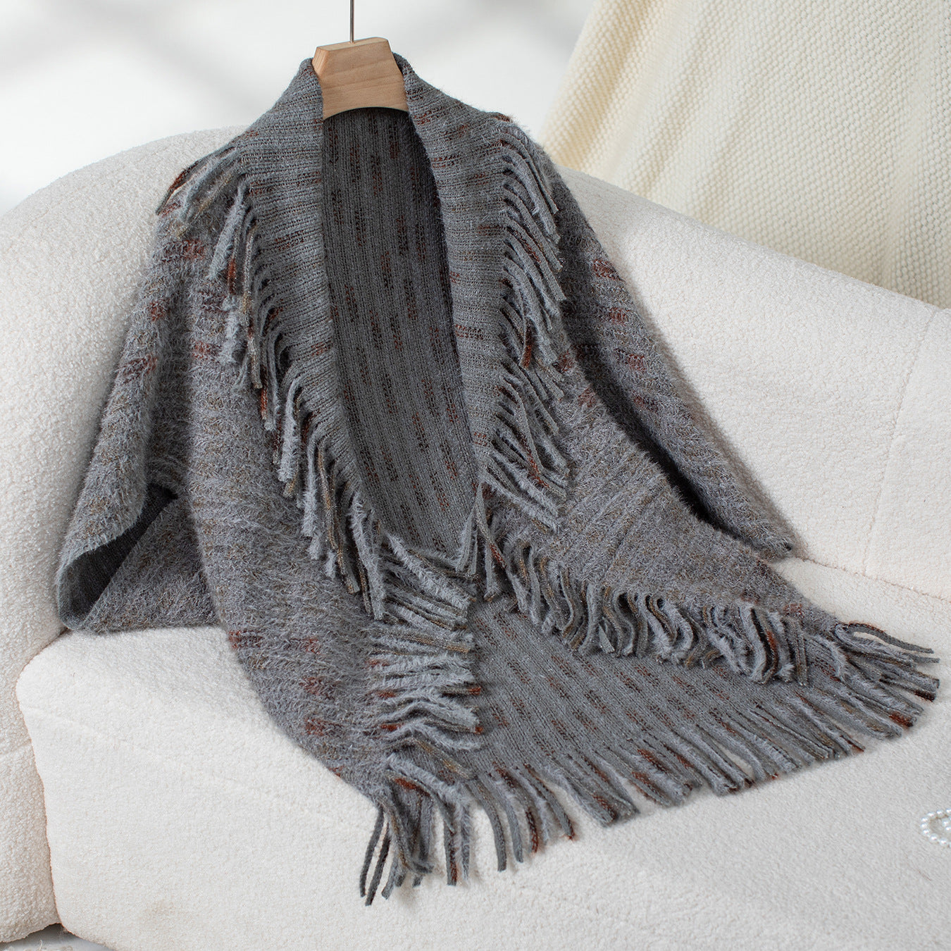 Damen eleganter Poncho mit fransigen Details und modernem Karomuster