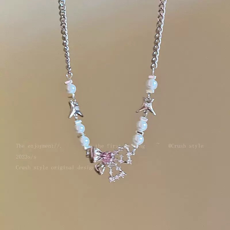 Damen Halskette mit edlen Perlen und detailreichen Anhängern Shop Nory