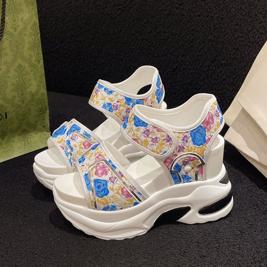 Damen Massiver Keilabsatz-Sandalette mit verstellbaren Klettriemen und geblümtem Textilobermaterial Shop Nory