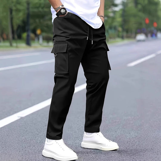 Herren Slim‑Tapered Cargo‑Jogginghose mit Tunnelzugbund, Klappentaschen und Metallringdetail Shop Nory