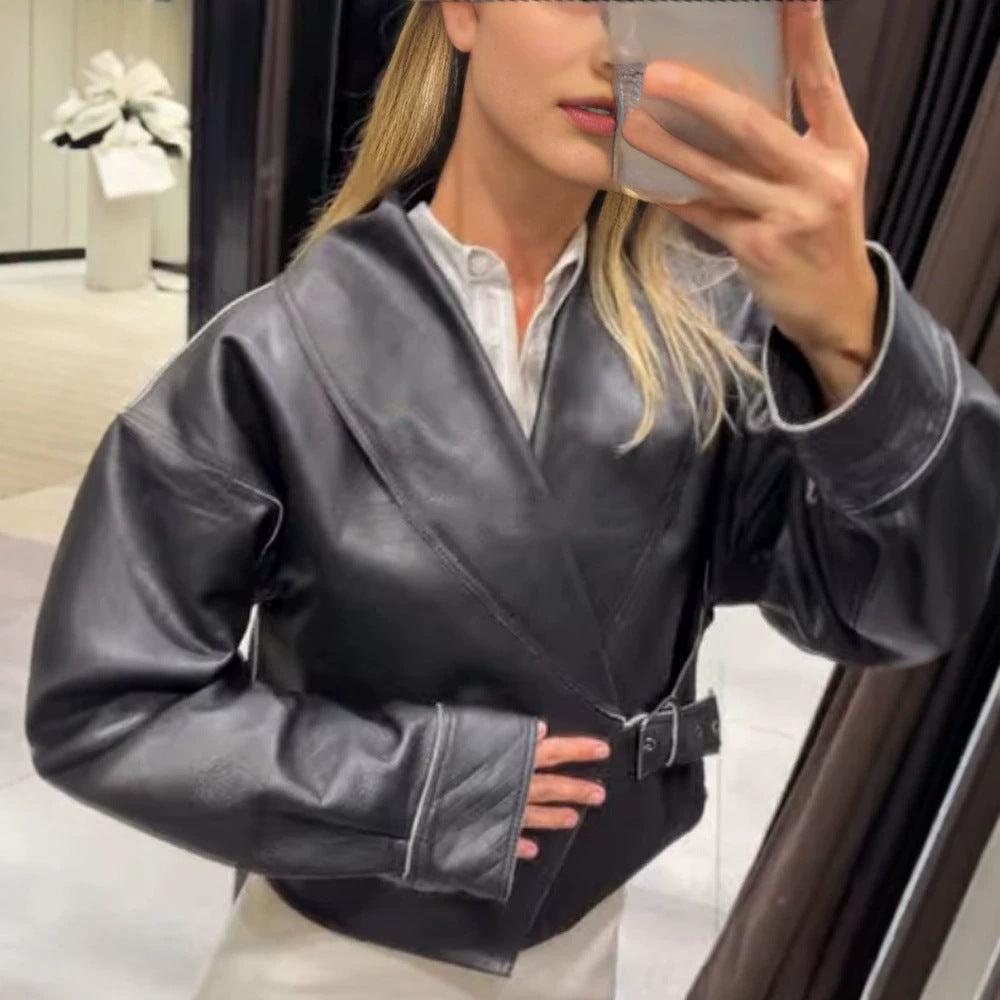 Damen Kurzjacke aus Kunstleder mit seitlicher Schnallen-Taille und voluminösen Raglanärmeln Shop Nory