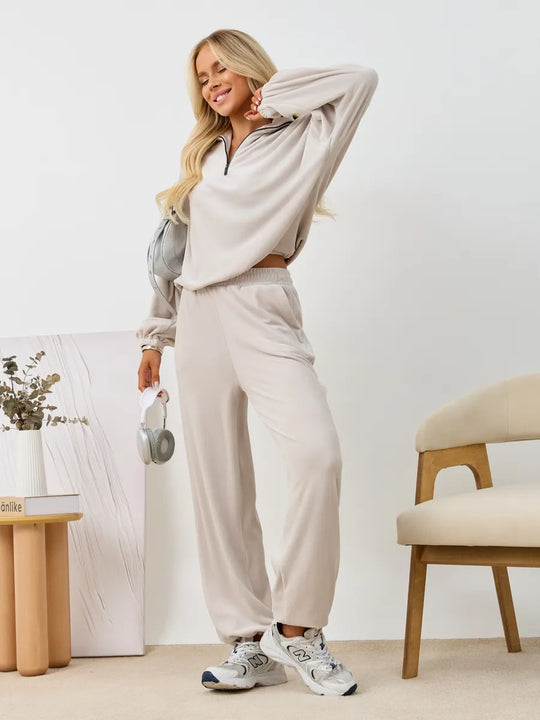 Damen samtiges zweiteiliges Lounge-Set mit Kapuzen-Halbzip und elastischer Bundhose Shop Nory