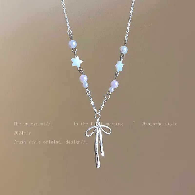 Damen Halskette mit verspieltem Schleifen-Design und Perlendetails Shop Nory