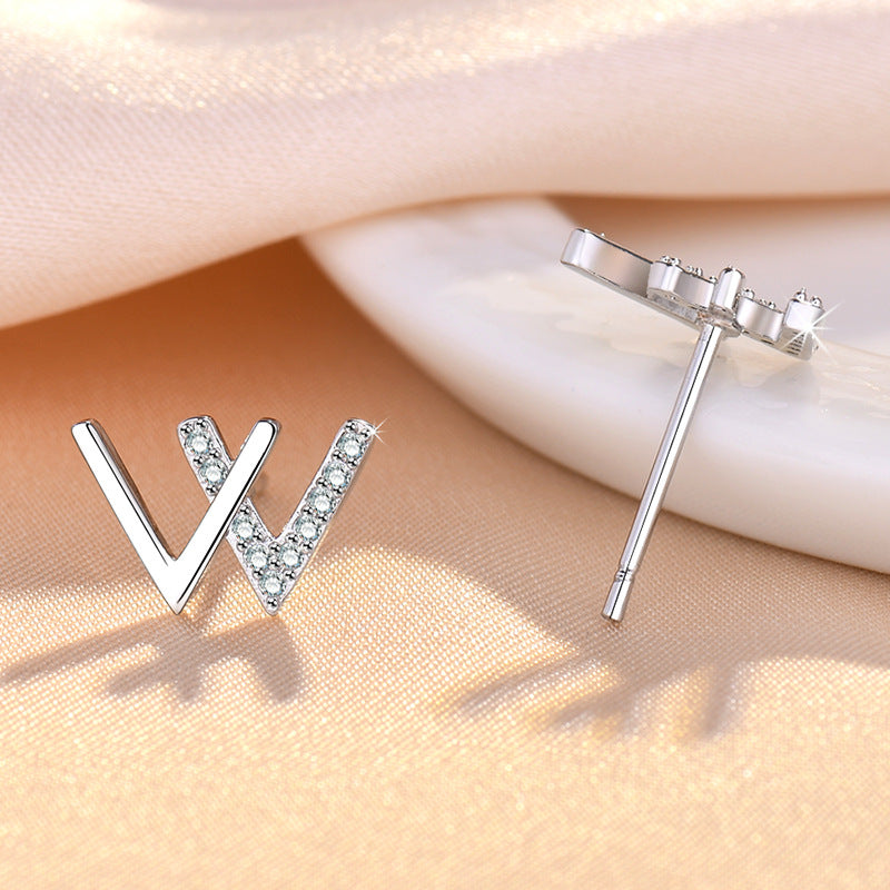 Damen Ohrstecker im modernen V-Design mit funkelnden Zirkonia Shop Nory