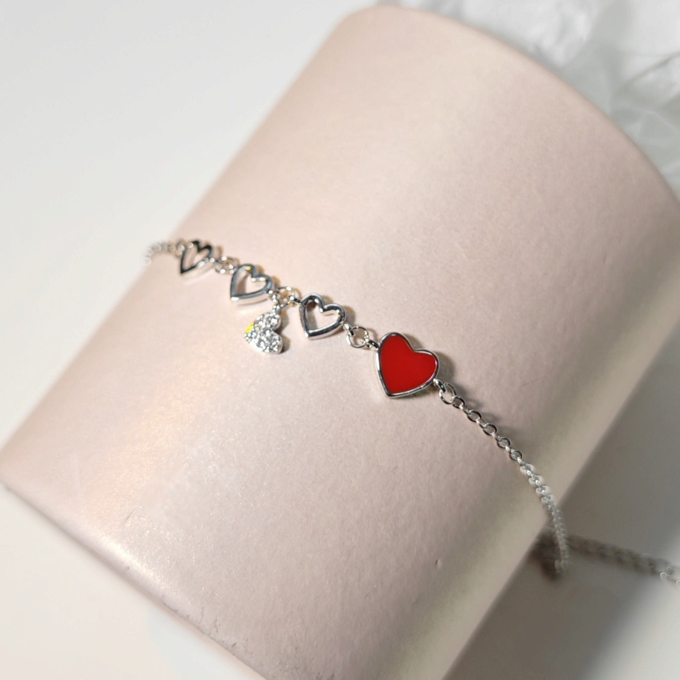 Damen Armband mit herzförmigen Anhängern und funkelnden Kristallelementen Shop Nory