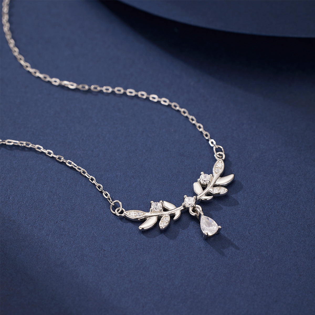 Damen filigrane Halskette mit botanischem Design und funkelnden Zirkonia Shop Nory