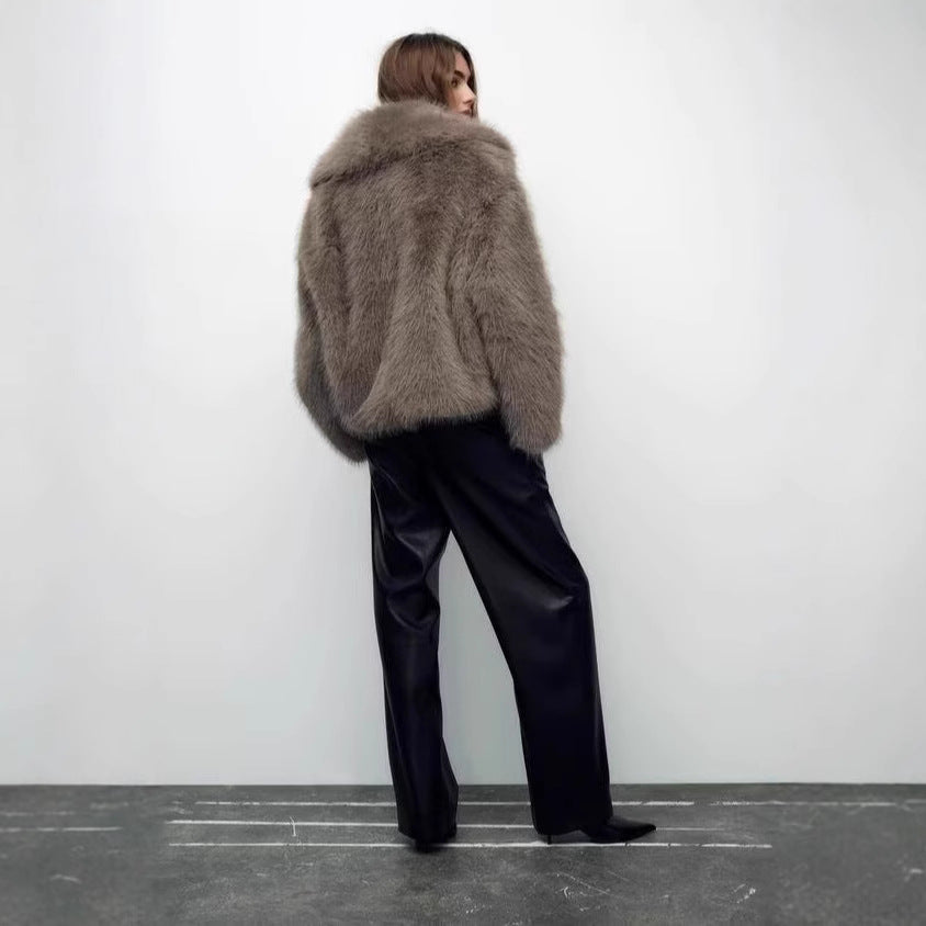 Damen Kurzjacke aus luxuriösem Kunstpelz mit Schalkragen und dekorativen Schnallenverschlüssen Shop Nory