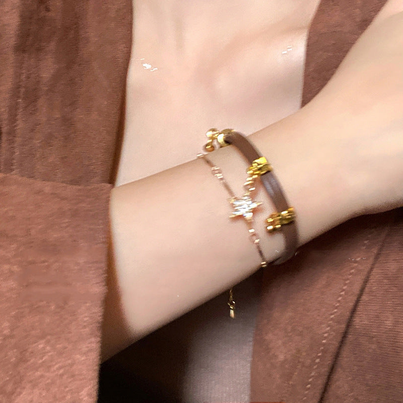 Filigrane Lederband Halskette mit Sonnenanhänger und Goldenen Akzenten