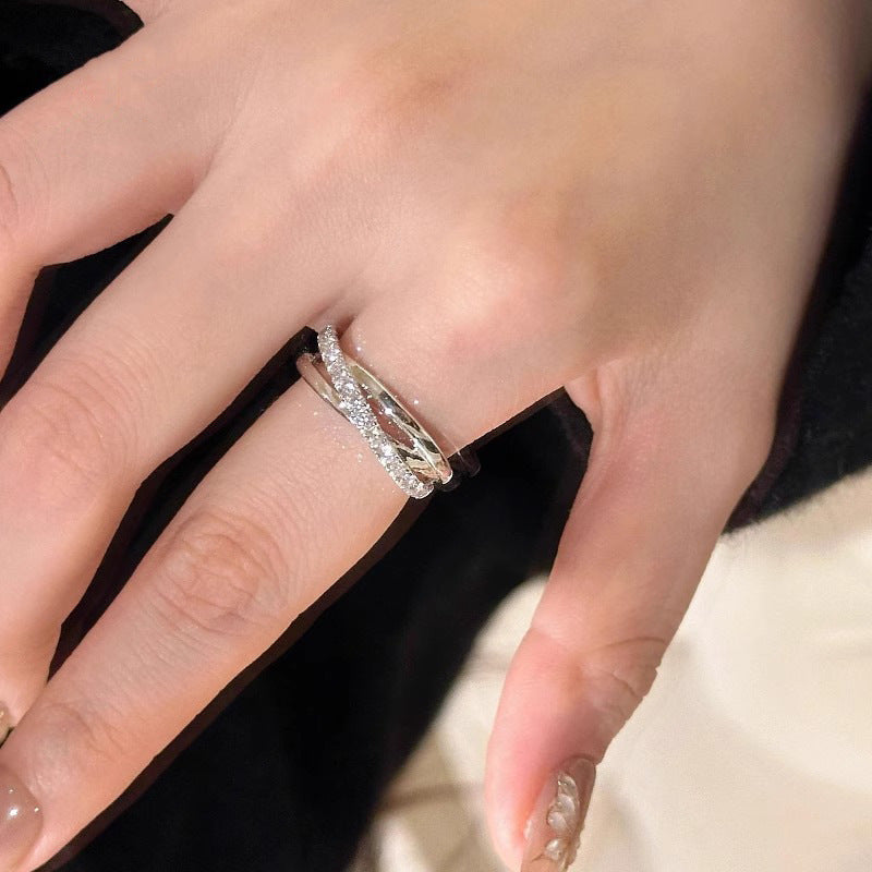 Damenring im eleganten, verschlungenen Design mit funkelnden Zirkonia Shop Nory