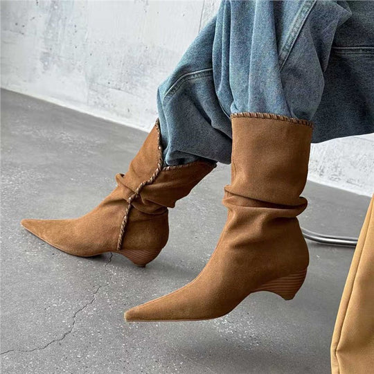 Damen Schlupf‑Veloursstiefel mit Ziernaht, V‑Schaftrand und sculpted Kitten‑Absatz Shop Nory