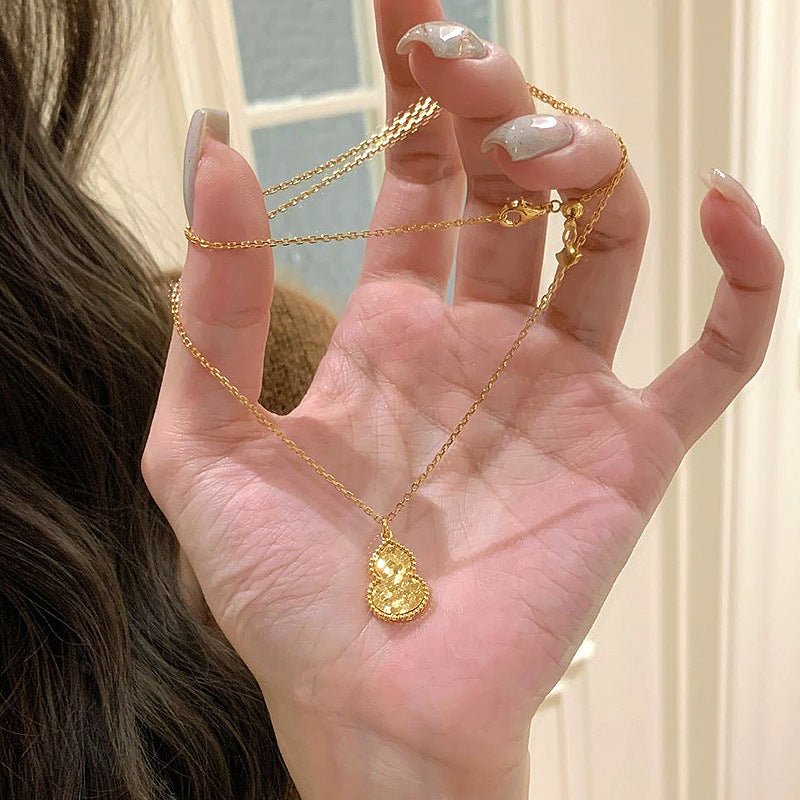 Damen Halskette mit detailreichem Anhänger und eleganter Goldbeschichtung Shop Nory